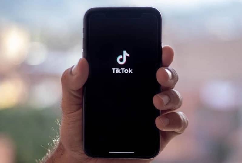 TikTok est un réseau social de partage de vidéos, et c’est la plateforme qui présente la plus forte progression actuellement ! Ce n’est pas pour rien que de plus en plus d’entreprises trouvent l’utilité de l’inclure dans leur stratégie marketing. Après tout, il s’agit d’une excellente alternative pour les marques de booster leur visibilité et ainsi réussir leur prospection commerciale. Vous souhaitez lancer votre entreprise dans cette nouvelle aventure ? Voici donc quelques conseils sur la façon d’utiliser TikTok dans votre stratégie marketing ! TikTok, c’est quoi ? Tout comme Instagram, TikTok est un réseau social qui a la spécificité de ne fonctionner que sous forme d’application mobile. Pour vous y inscrire, vous devrez donc disposer d’un Smartphone. L’application est disponible sur Android et iOS en 75 langues et compte plus de 500 millions d’utilisateurs actifs par mois. Créé en 2017 par le groupe chinois ByteDance, Tik Tok a été rendu célèbre grâce à ses fonctionnalités qui permettent de faire des numéros de chant en playback. L’appli intègre d’ailleurs plusieurs outils de montage afin d’ajouter des effets spéciaux aux vidéos, filtres, ralentis, éclairages scintillants… Bref, TikTok séduit aujourd’hui les jeunes du monde entier et cela a contribué à en faire un réseau émergent, totalement dans l’air du temps. L’intérêt de s’inscrire sur TikTok pour optimiser sa stratégie marketing Sachez que TikTok présente une fonction destinée aux pages professionnelles. Le réseau permet ainsi aux entreprises de déposer des annonces. Cependant, les contenus doivent être visuellement amusants et attrayants étant donné que la plateforme a été créée pour divertir. Si vous comptez publier des vidéos trop promotionnelles et sérieuses, il y a de fortes chances que votre campagne marketing tombe à l’eau. A contrario, si vous faites preuve de créativité, la promotion de votre marque, de vos produits ou de vos services sera assurée. Les enseignes qui visent un public jeune auront davantage de chance de réussir sur TikTok étant donné que 90 % des TikTokers ont moins de 35 ans. Ainsi, avant de s’engager sur ce réseau, assurez-vous qu’il correspond à l’image véhiculée par votre entreprise. TikTok & Webmarketing : les bonnes pratiques pour une présence efficiente sur le réseau social ! Lancer les défis hashtag C’est certainement la première stratégie à appliquer pour gagner facilement en visibilité sur TikTok. Il s’agit d’inciter les TikTokers à créer des vidéos et à y placer le hashtag de votre marque. Pour cela, il vous faudra : • Imaginer le contenu de votre challenge TikTok • Lancer un hashtag viral • Créer une vidéo modèle (celle que les TikTokers vont reproduire) • Indiquer au public le laps de temps dont il dispose pour réaliser le défi • Annoncer des récompenses intéressantes pour les grands gagnants Contacter des influenceurs présents sur TikTok Vous pouvez également miser sur le marketing d’influence pour réussir votre stratégie marketing sur TikTok. L’objectif est de contacter de célèbres TikTokers afin qu’ils puissent promouvoir ludiquement vos produits ou vos services. Recourir à la publicité TikTok Les publicités sur TikTok sont peu similaires à celles que l’on retrouve sur d’autres réseaux sociaux. Les annonceurs peuvent choisir entre plusieurs formats publicitaires : • Le Branded hashtag challenge • La publicité Brand Takeover • La publicité Topview Takeover • La publicité In-feed Pour y voir plus clair, n’hésitez pas à visionner cette vidéo d’Escale Ads ! ATTENTION, il existe quelques erreurs à ne pas commettre sur TikTok Faire un faux pas sur TikTok peut nuire à la réputation de votre enseigne. D’où l’importance de recourir aux services d’un community manager qui pourra vous guider dans votre stratégie webmarketing. Si vous débutez sur le réseau social, il faudra donc faire attention à ne pas commettre les erreurs qui suivent ! • S’inscrire sur TikTok sans avoir d’objectifs précis • Utiliser un langage trop formel • Utiliser les mauvais hashtags • Publier trop de vidéos ou pas assez • Ne pas répondre aux commentaires des utilisateurs Et parce qu’une image vaut mille mots, voici une autre vidéo plus explicite sur le fonctionnement du réseau social TikTok.