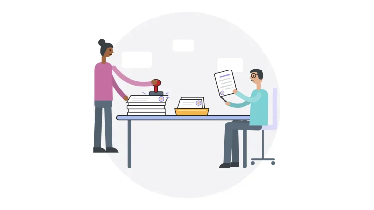 Responsable de contenus apposant une mention sur des articles, à côté d’un relecteur qui valide